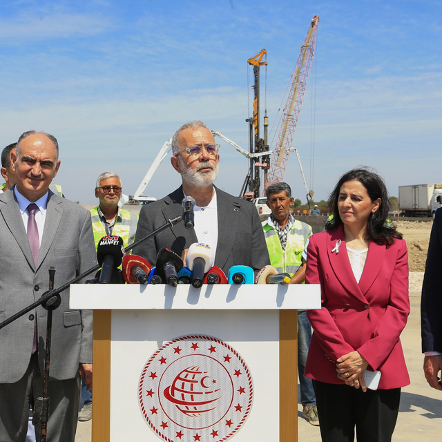 AK Parti Grup Başkanvekili Yenişehirlioğlu, Gediz Köprülü Kavşağı'ndaki çal...