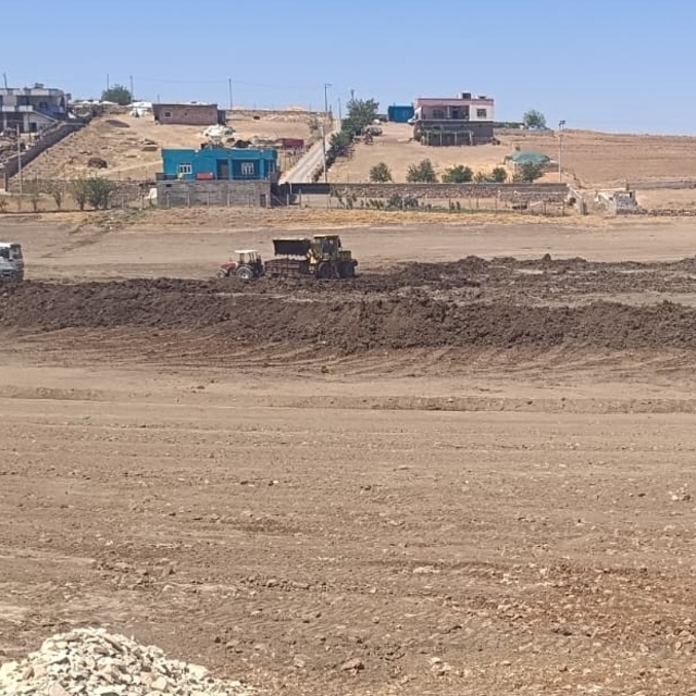 Mardin Büyükşehir Belediyesi Mazıdağı'nda kuruyan gölette temizlik ve ıslah...