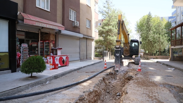 Mardin'de içme suyu şebeke hattı döşeme çalışmaları sürüyor
