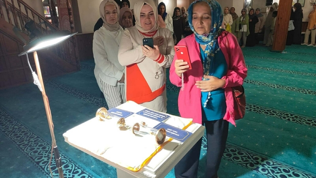 Kuşadası'nda mukaddes emanetleri görmek için sıraya girdiler