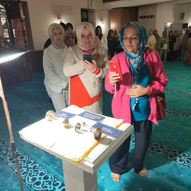 Kuşadası'nda mukaddes emanetleri görmek için sıraya girdiler