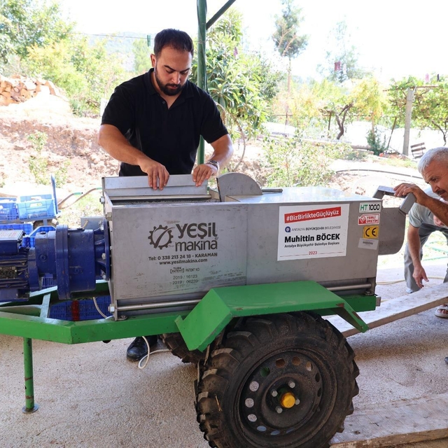Kumluca'da çiftçilere üzüm sıkma makinesi desteği sağlandı