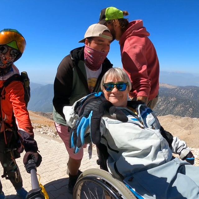 Bedensel engelli turist, 2 bin 365 metreden yamaç paraşütüyle ikili atlayış...