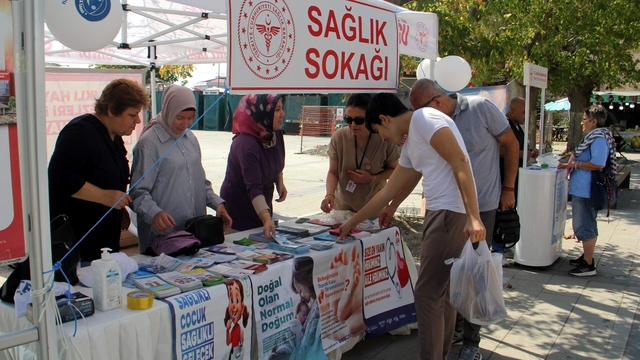 Sinop'ta kurulan Sağlık Sokağı'nda vatandaşlar bilgilendiriliyor