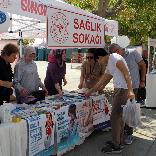 Sinop'ta kurulan Sağlık Sokağı'nda vatandaşlar bilgilendiriliyor