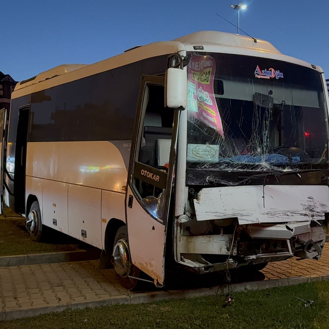 Antalya'da midibüs ile hafif ticari aracın çarpıştığı kazada 6 kişi yaralan...