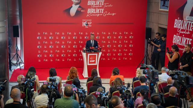 CHP Genel Başkanı Özel, partisinin kuruluş haftası dolayısıyla basın toplantısı düzenledi: