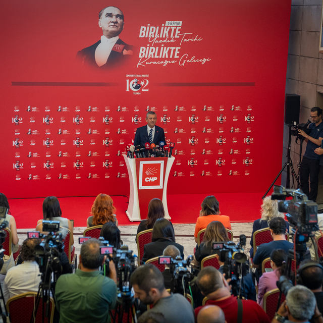 CHP Genel Başkanı Özel, partisinin kuruluş haftası dolayısıyla basın toplan...