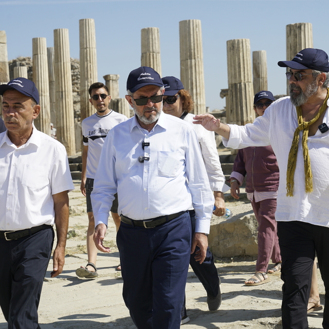 Ankara Üniversitesi Rektörü Prof. Dr. Ünüvar, Magnesia Antik Kenti'ni gezdi
