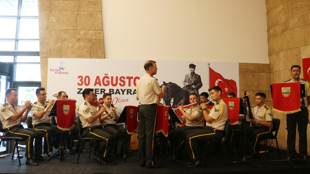 Trabzon'da askeri bando Zafer Bayramı konseri verdi
