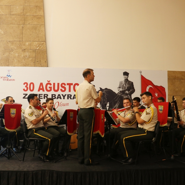 Trabzon'da askeri bando Zafer Bayramı konseri verdi