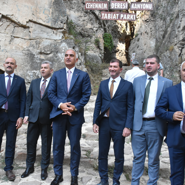 Kültür ve Turizm Bakanı Ersoy, Artvin'deki kanyon ve tarihi kalede inceleme...
