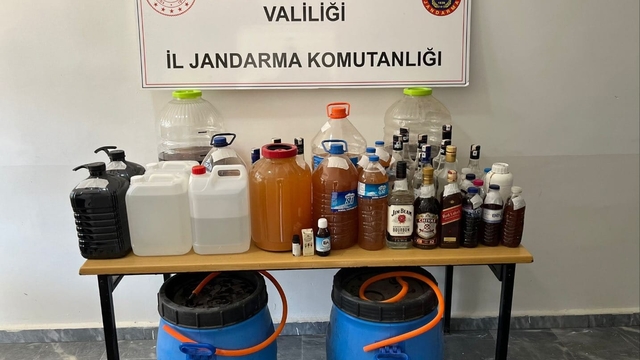 Afyonkarahisar'da sahte alkol imalatçılarına yönelik operasyonda 3 şüpheli yakalandı