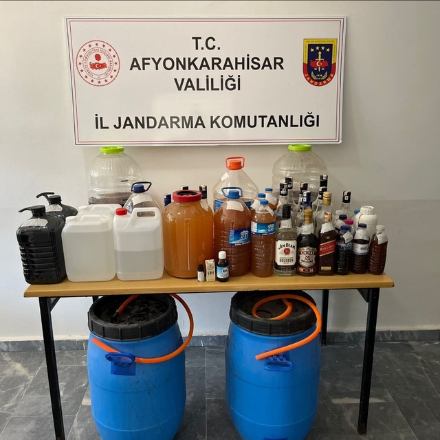 Afyonkarahisar'da sahte alkol imalatçılarına yönelik operasyonda 3 şüpheli...