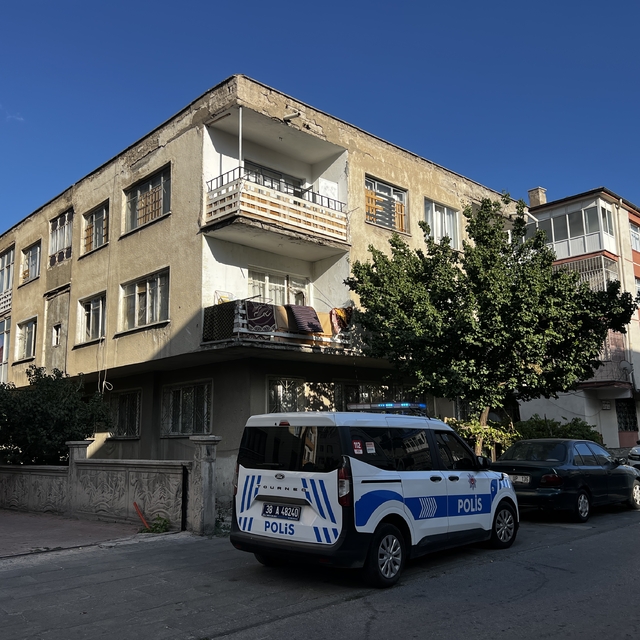 Kayseri'de 1'inci katın balkonundan düşen bebek yaralandı