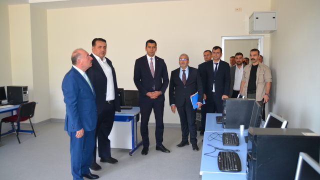 Vali Çalgan, Kargı Cumhuriyet İlkokulu'nu inceledi