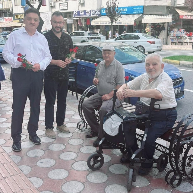 Samsun'da vatandaşlara gül ve hadis kartelası dağıtıldı
