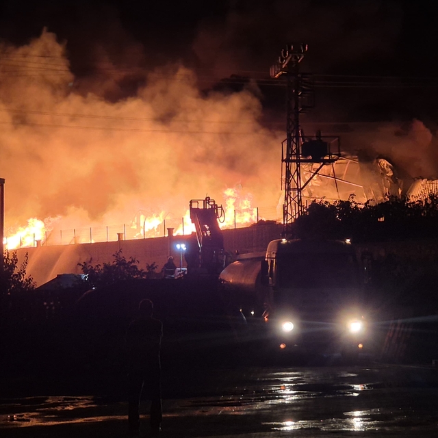 Niğde OSB'de plastik ambalaj fabrikasında yangın