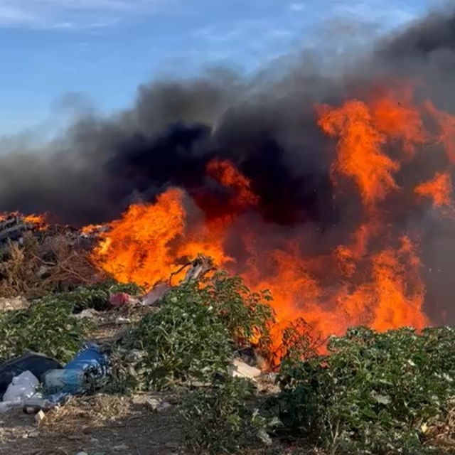 Marmara Adası'ndaki çöplük yangını 2 saatte söndürüldü