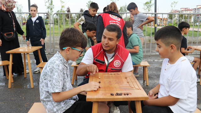 Ağrılı çocuklar "Geleneksel Oyunlar Tırı" ile doyasıya eğlendi