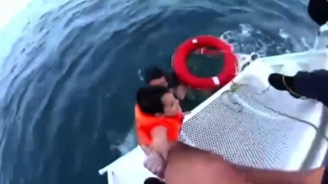 Can yeleğiyle denizde sürüklenen 6 yaşındaki çocuğun 1200 metre açıkta kurtarılması kamerada