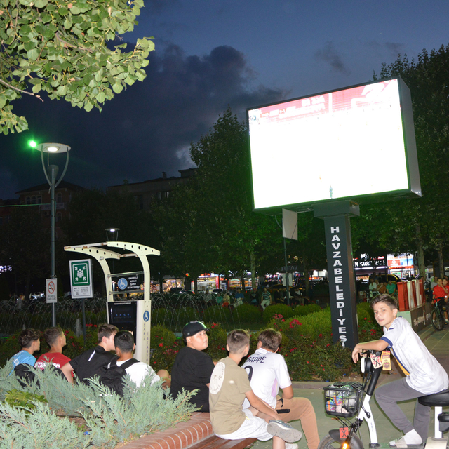 Havza'da Gürcistan-Türkiye maçı dev ekrandan izlendi