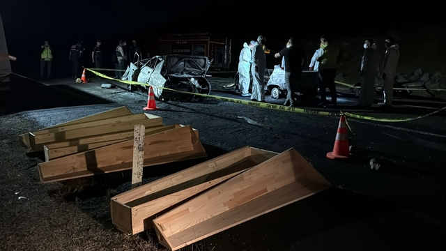 Karabük'te 2 otomobilin çarpıştığı kazada yangın çıktı; 3 ölü, 5 yaralı