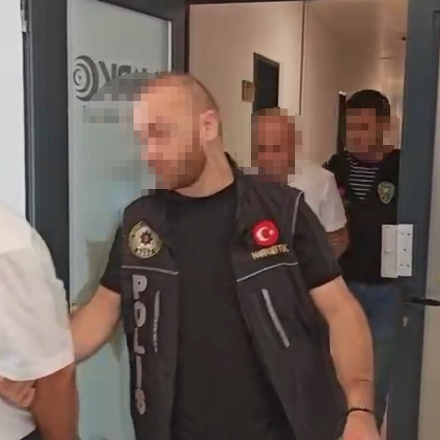 Yolcu otobüsünde 'pul biber' ile kaplanmış 7 kilo eroine 2 tutuklama