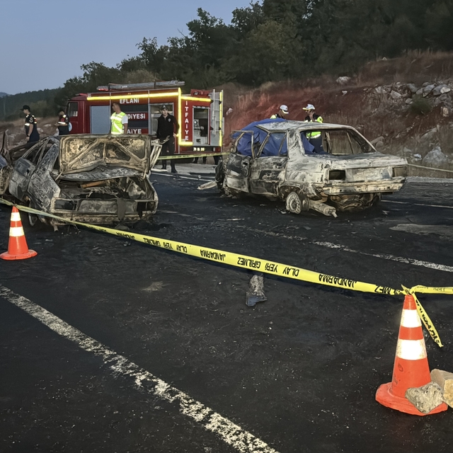 Karabük'te 2 otomobilin çarpıştığı kazada 3 kişi öldü, 5 kişi yaralandı