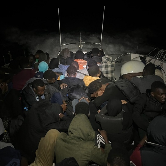 İzmir açıklarında 107 düzensiz göçmen yakalandı