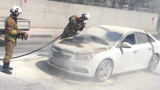 Hatay'da otomobilde çıkan yangın söndürüldü