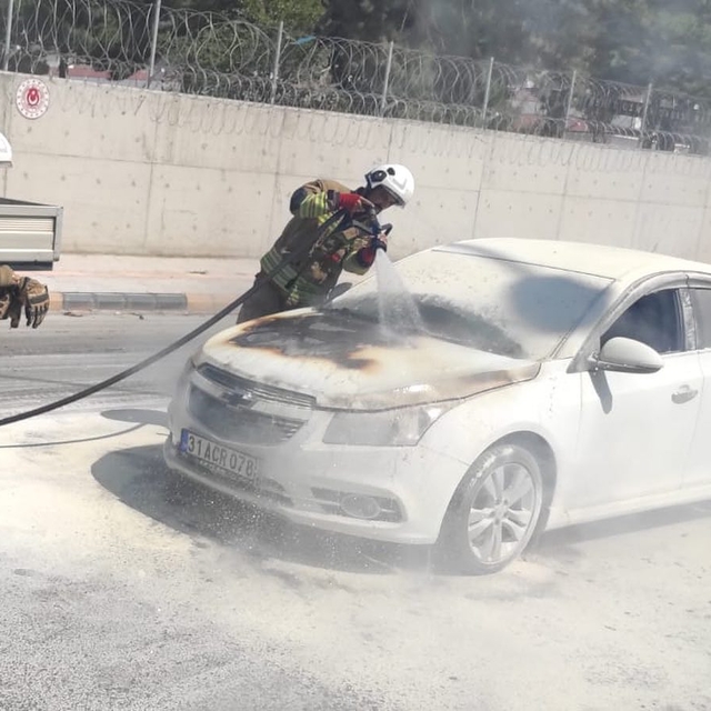 Hatay'da otomobilde çıkan yangın söndürüldü