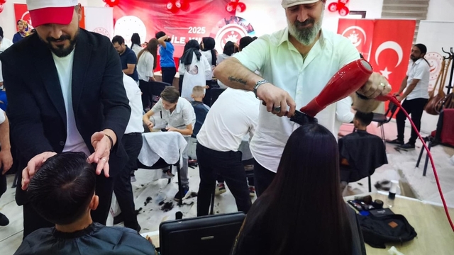 Gönüllü kuaförler, korunma altındaki 100 çocuğa saç bakımı yaptı