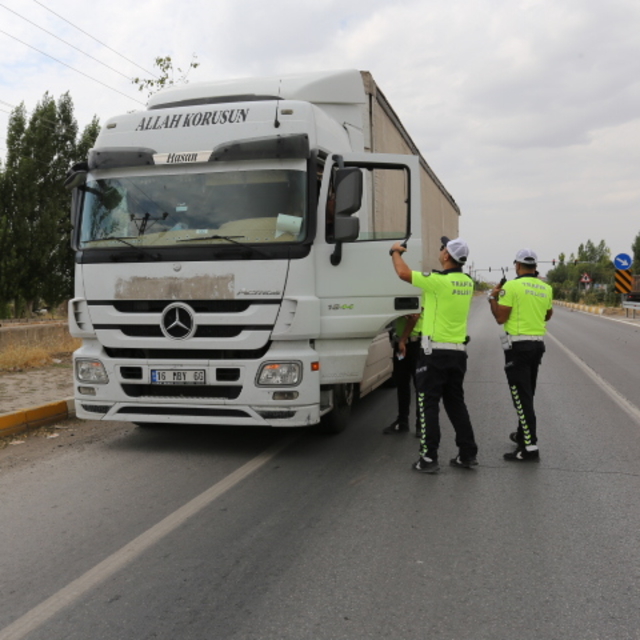 Patnos'ta polis ekipleri trafik denetimi gerçekleştirdi