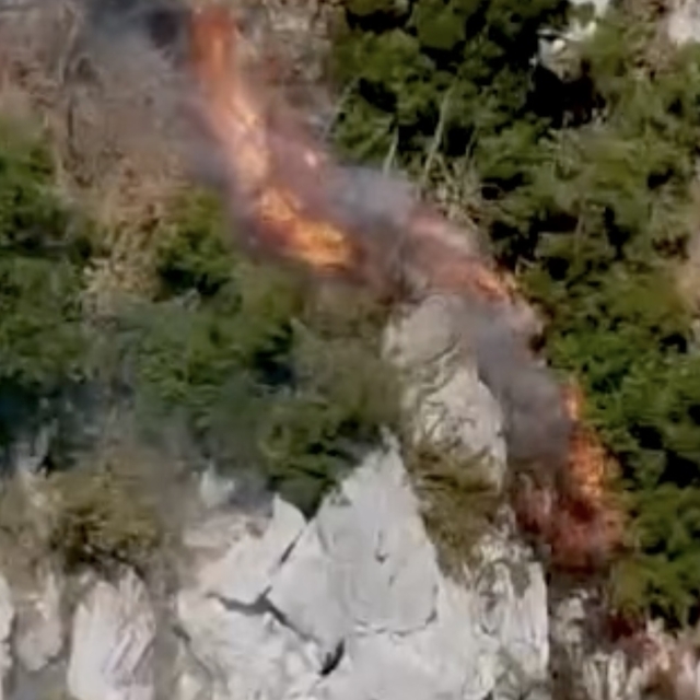 Orman işçileri, alevlerden son anda kurtuldu