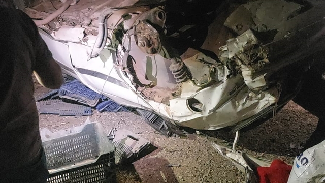 Otomobil, refüje çarpıp devrildi: 5 yaralı
