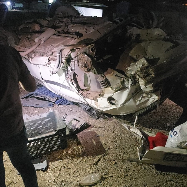 Otomobil, refüje çarpıp devrildi: 5 yaralı