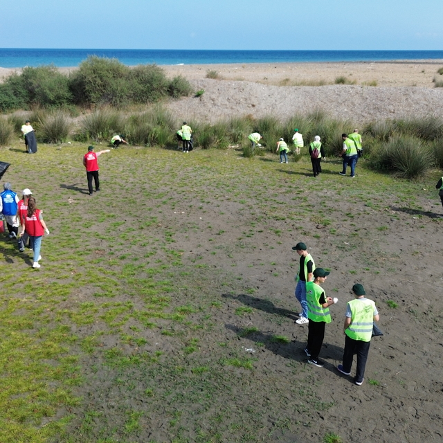 Kızılırmak Deltası Kuş Cenneti'nde gönüllüler yaklaşık 500 kilogram atık to...