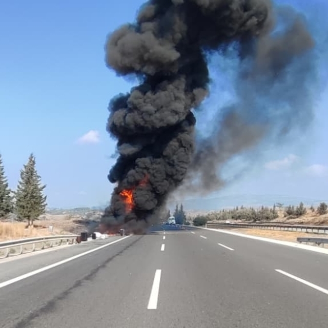 Mersin'de yangın çıkan yolcu otobüsü kullanılamaz hale geldi
