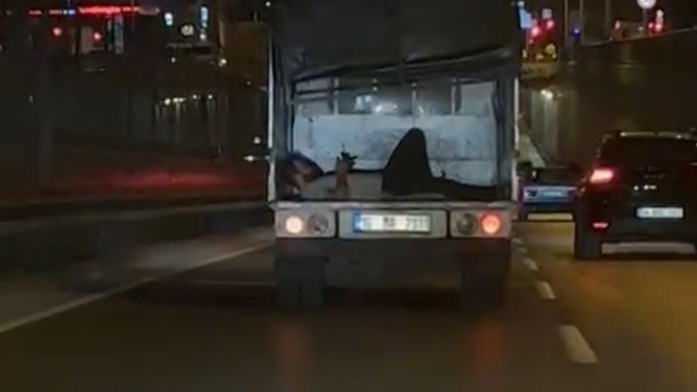 Kamyonetin arka kapağı açık olan kasasında tehlikeli yolculuk kamerada