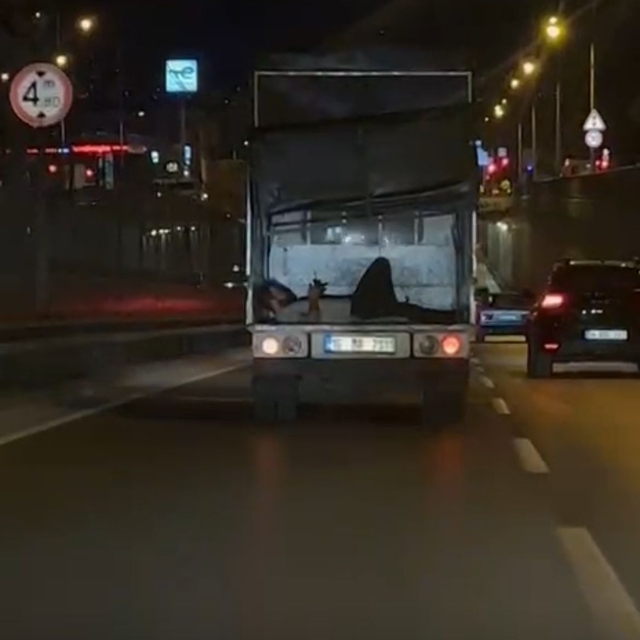 Kamyonetin arka kapağı açık olan kasasında tehlikeli yolculuk kamerada