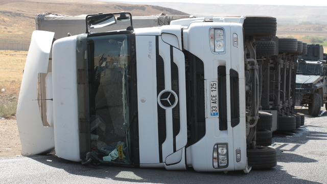 Cizre'de devrilen tırın sürücüsü yaralandı