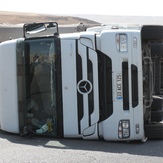 Cizre'de devrilen tırın sürücüsü yaralandı