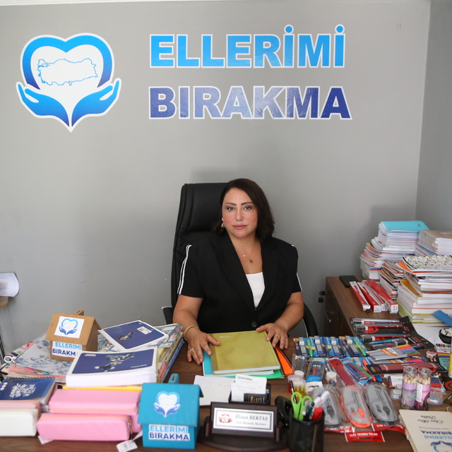 Ordu'da muhtardan ihtiyaç sahibi ailelerin çocuklarına kırtasiye desteği