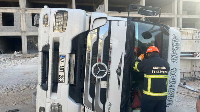 Mardin'de devrilen tırın sürücüsü yaralandı