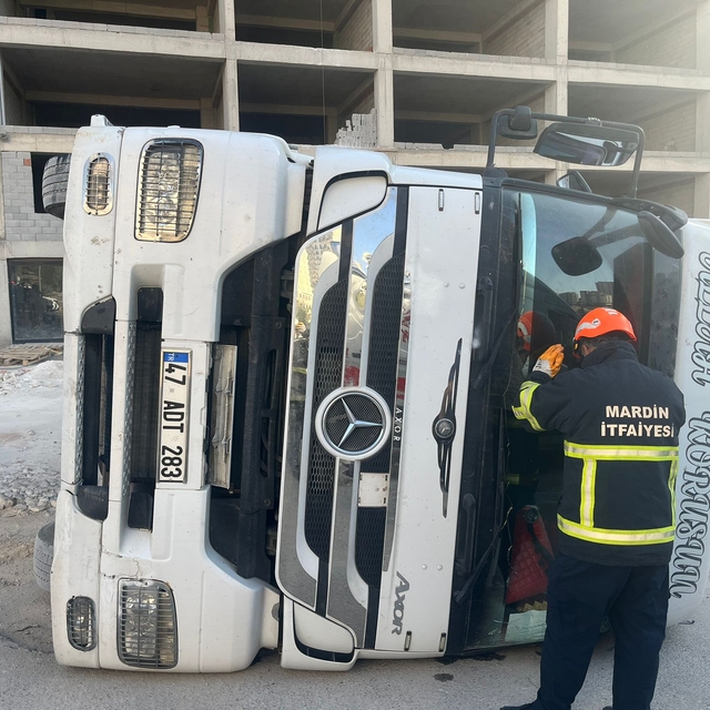 Mardin'de devrilen tırın sürücüsü yaralandı