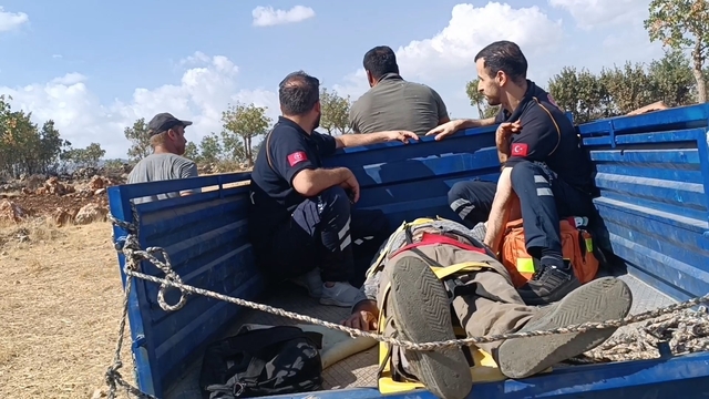 Siirt'te ağaçtan düşen çiftçi patpatla ambulansa taşındı