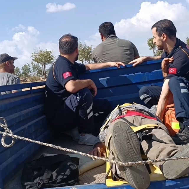 Siirt'te ağaçtan düşen çiftçi patpatla ambulansa taşındı