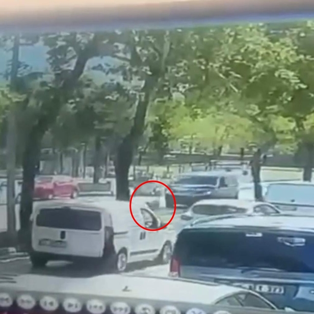 Hafif ticari aracın çarptığı yaya öldü: kaza kamerada