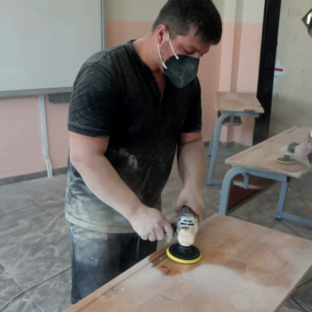 Gaziantep'te öğretmenler sıraları onarıp, sınıfları boyadı